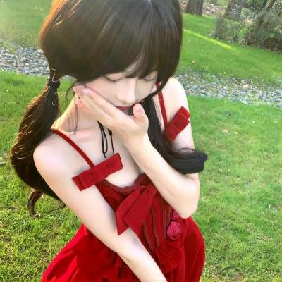 在深灰色的箱子中